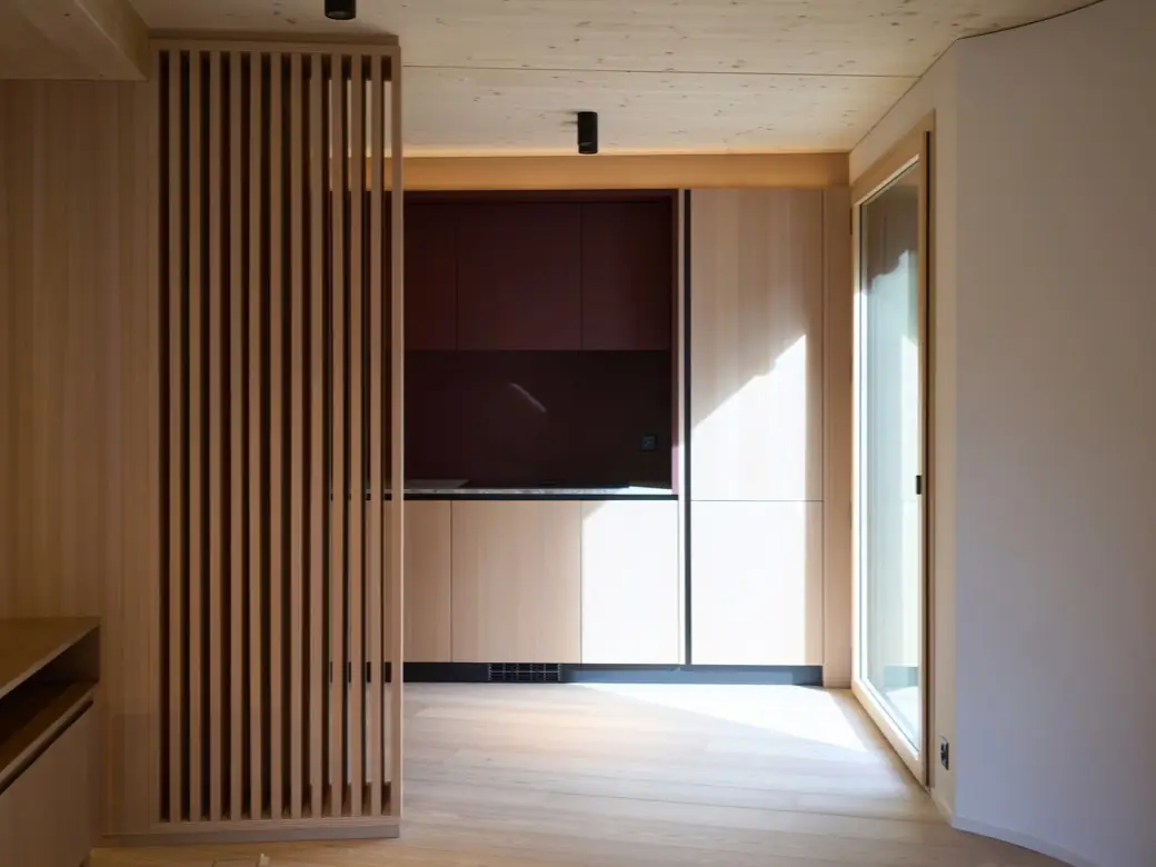 Séjour clair d’un appartement, parquet et grandes fenêtres