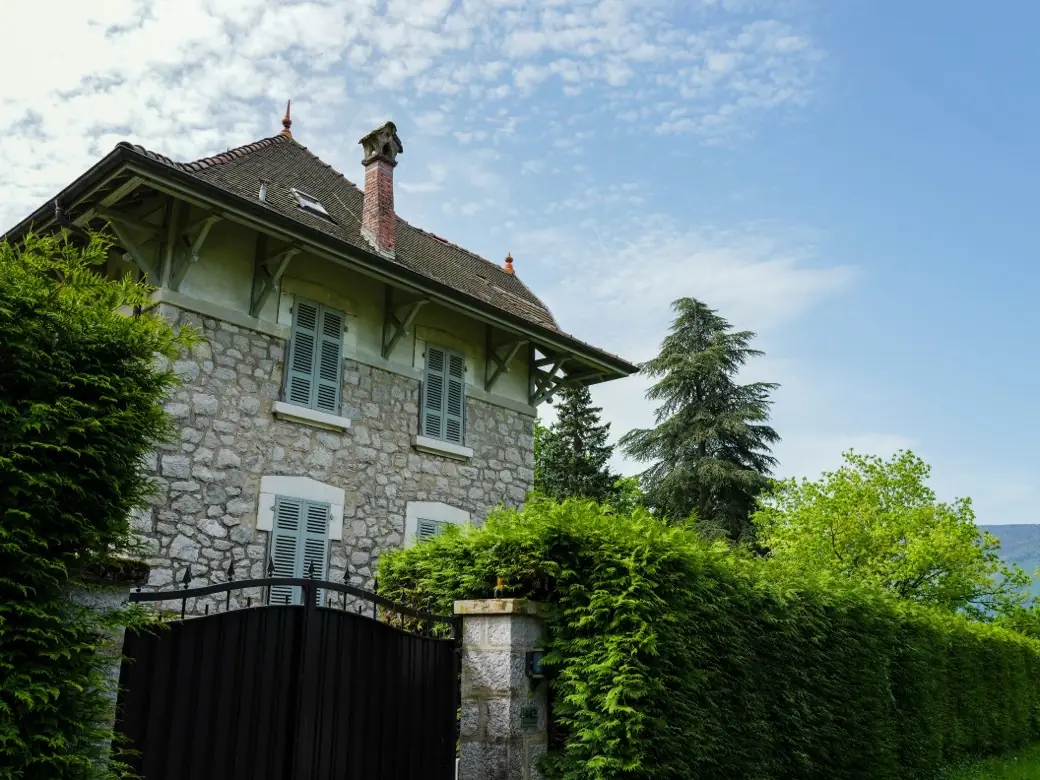 Villa en pierre entourée d’un jardin arboré, sur les hauts de La Côte