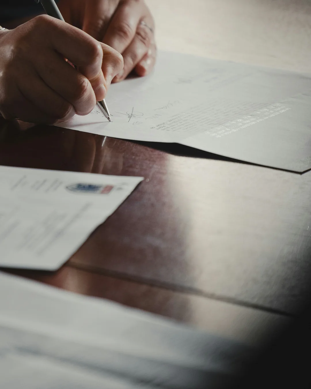 Signature d’un acte sur un bureau de bois