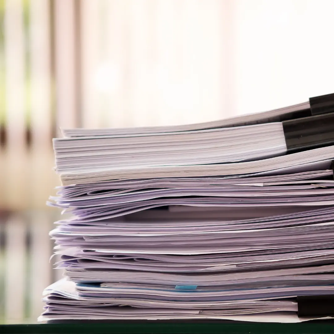Dossiers de vente préparés sur un bureau avant une visite