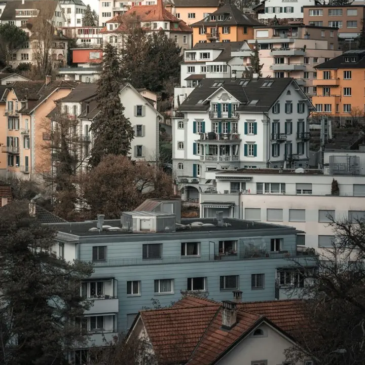 Immeubles d’habitation étagés sur un coteau, entre villas anciennes et constructions récentes