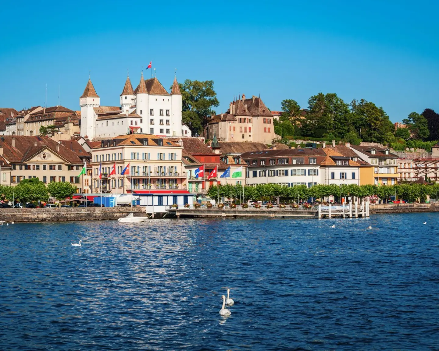 Nyon depuis le lac : le château, le quai et la vieille ville