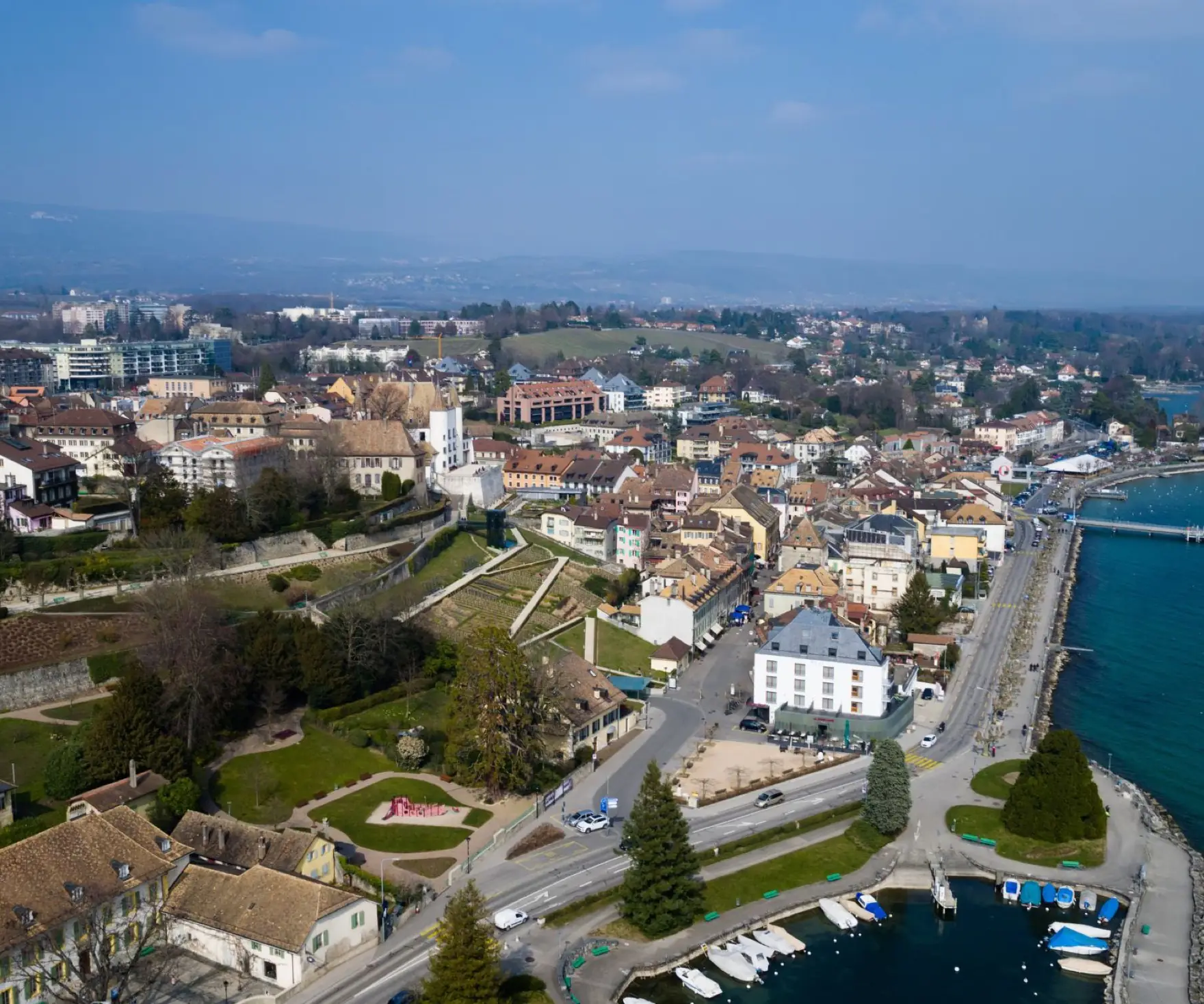 Nyon vue du ciel : le château, la vieille ville et le port sur le Léman