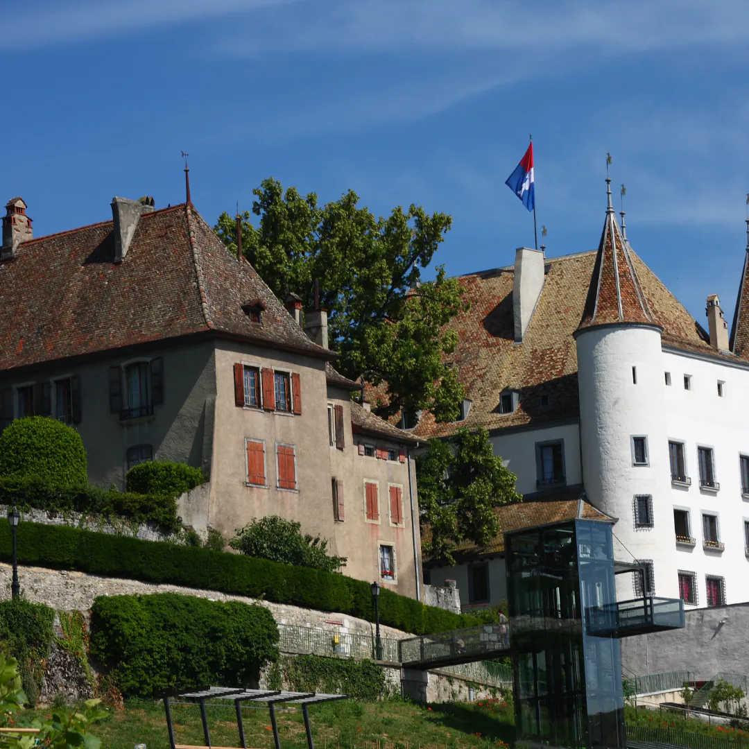 Le château de Nyon, sa tour blanche et le drapeau vaudois, un matin d’été