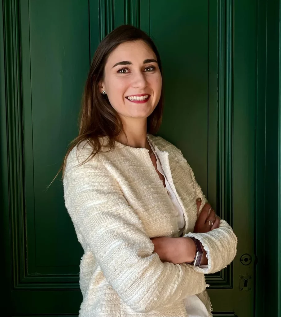 Flora Chabloz, fondatrice de la régie NORA, devant une porte verte à Nyon
