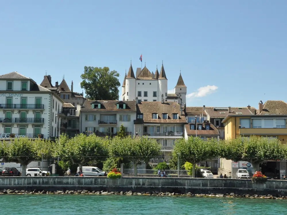 Le château de Nyon vu depuis le lac