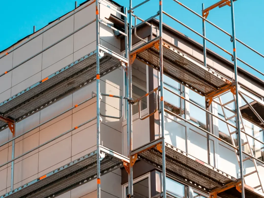 Échafaudage monté sur la façade d’un immeuble en rénovation