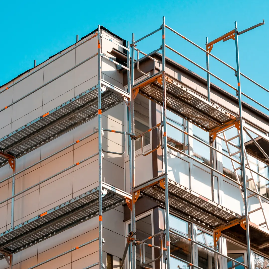 Échafaudage monté sur la façade d’un immeuble en rénovation